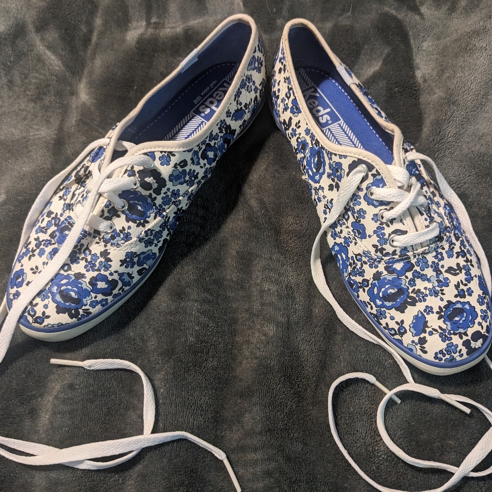 Women's size 8 blue and white flowered Keds